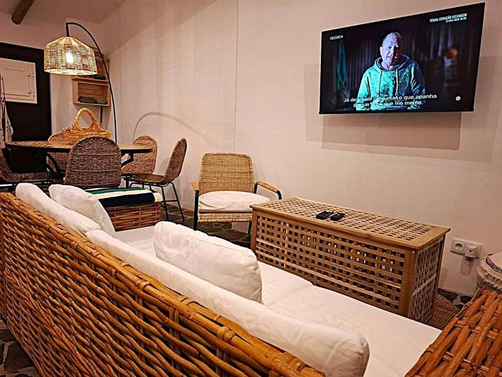 Entire apartment, Apartment 'Descanso Dos Oleiros' with Private Terrace, Wi-Fi and Air Conditioning in Évora District