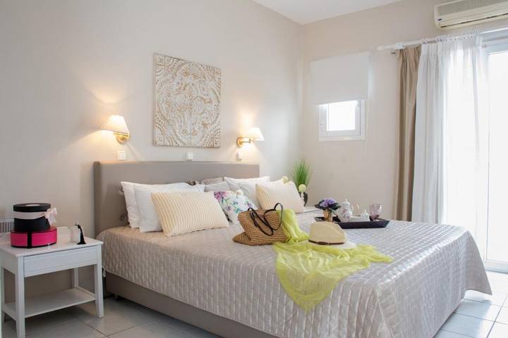 Holiday apartment for 3 people, with pool and garden as well as view and balcony in Malia