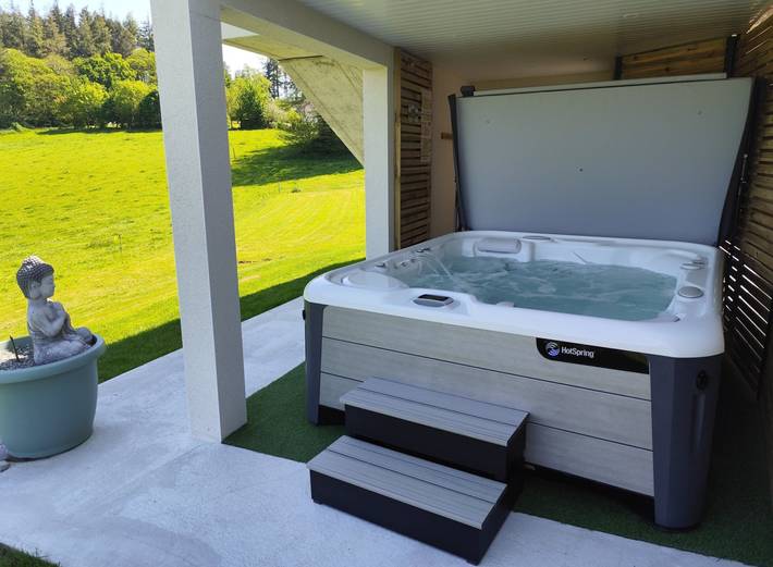 Gîte pour 4 personnes, avec jardin ainsi que terrasse et jacuzzi, animaux acceptés à Inguiniel