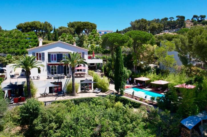 Chambre d’hôte pour 2 personnes, avec Balcon et Jacuzzi ainsi que Terrasse et Jardin