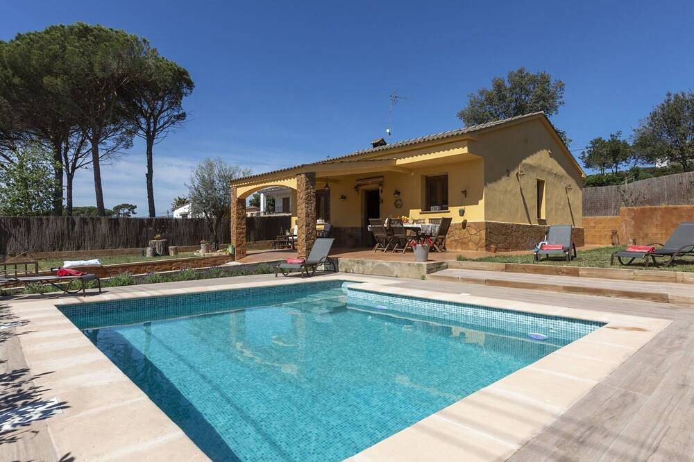 Wunderbares alleinstehendes Ferienhaus mit privatem Pool,  W-Lan, TV, Balkon, Haustiere erlaubt in Sils, Girona Provinz