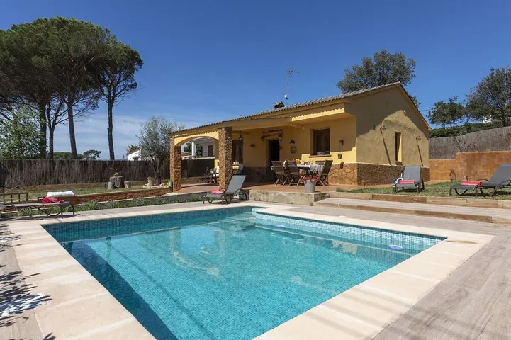 Wunderbares alleinstehendes Ferienhaus mit privatem Pool, W-Lan, TV, Balkon, Haustiere erlaubt in Sils, Girona Provinz