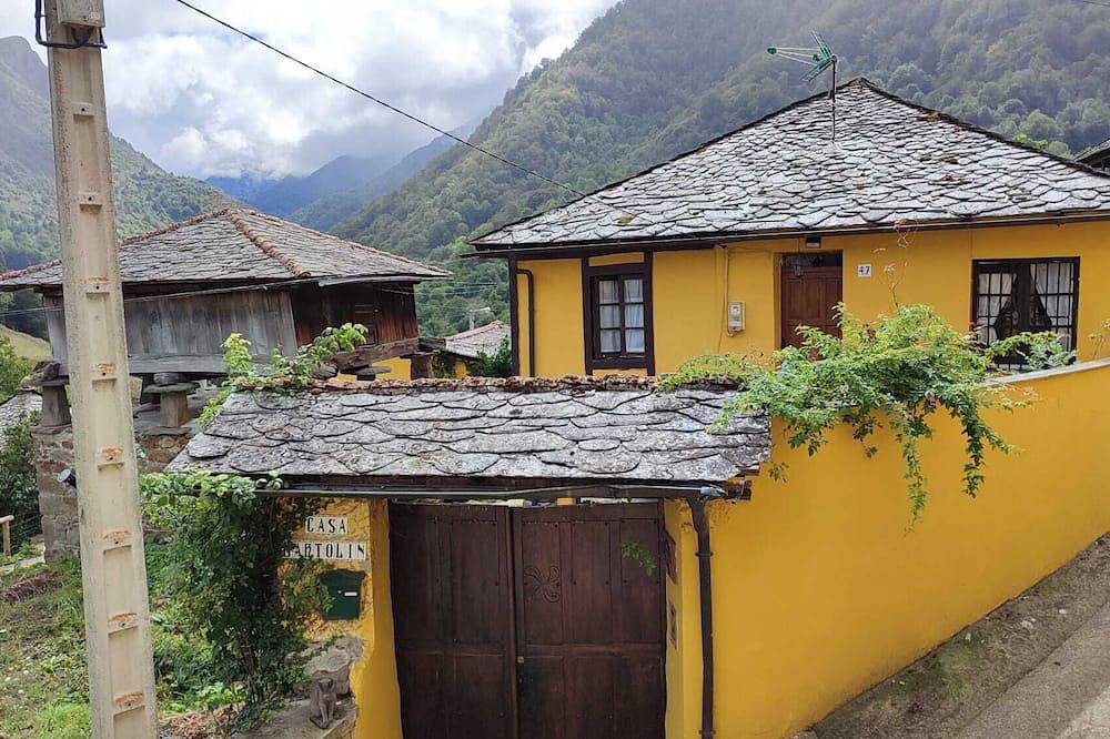 Holiday Home 'Casa Bartolin' with Private Terrace and Private Garden in Cangas del Narcea, Naturpark Fuentes del Narcea, Degaña e Ibias