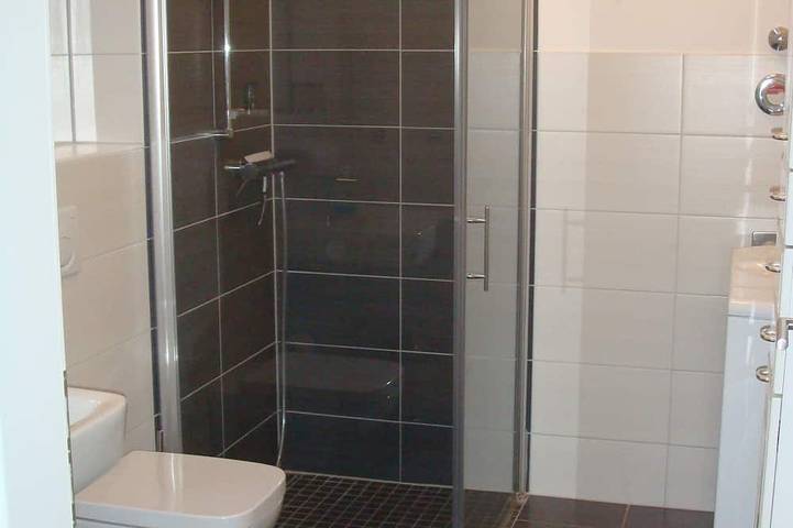 Ganze Wohnung, 2 Balkone direkt am Meer,Wohnzimmer,Kamin,1 Schlafz.,Küche,mod.Bad Du/Wc,Waschm. in Hauptstrand Glowe, Glowe