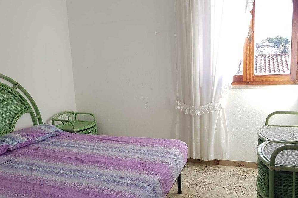 Ganze Wohnung, Apartment mit Meerblick und kostenlosem Parkplatz im Innenhof, 30 m vom Meer entfernt in Cala Gonone, Dorgali