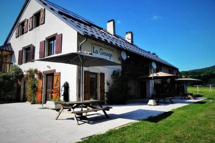 Gîte pour 15 personnes, avec Jardin dans Haut-Valromey