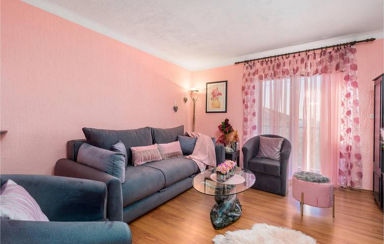Ganze Ferienwohnung, Modernes Apartment mit 2 Schlafzimmern: 1 km vom Strand von Kantrida entfernt, mit Terrasse und Parkplatz in Rijeka, Primorje-Gorski Kotar