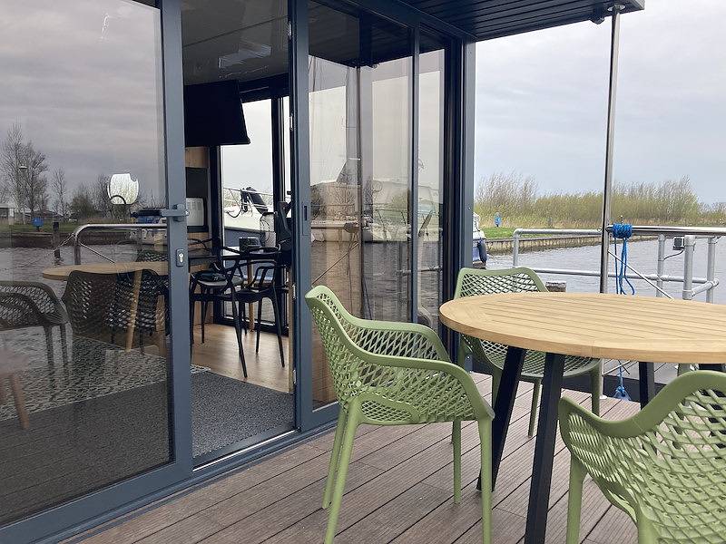 Vakantiefriesland — Besondere Übernachtung in einem luxuriösen Hausboot im Warns in Ijsselmeer