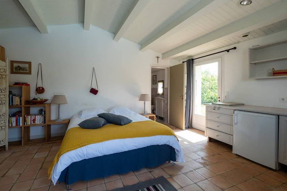 Family house oeverlooking the Golf in a 7500sq mt garden in Les Portes-en-Ré, Isla de Ré