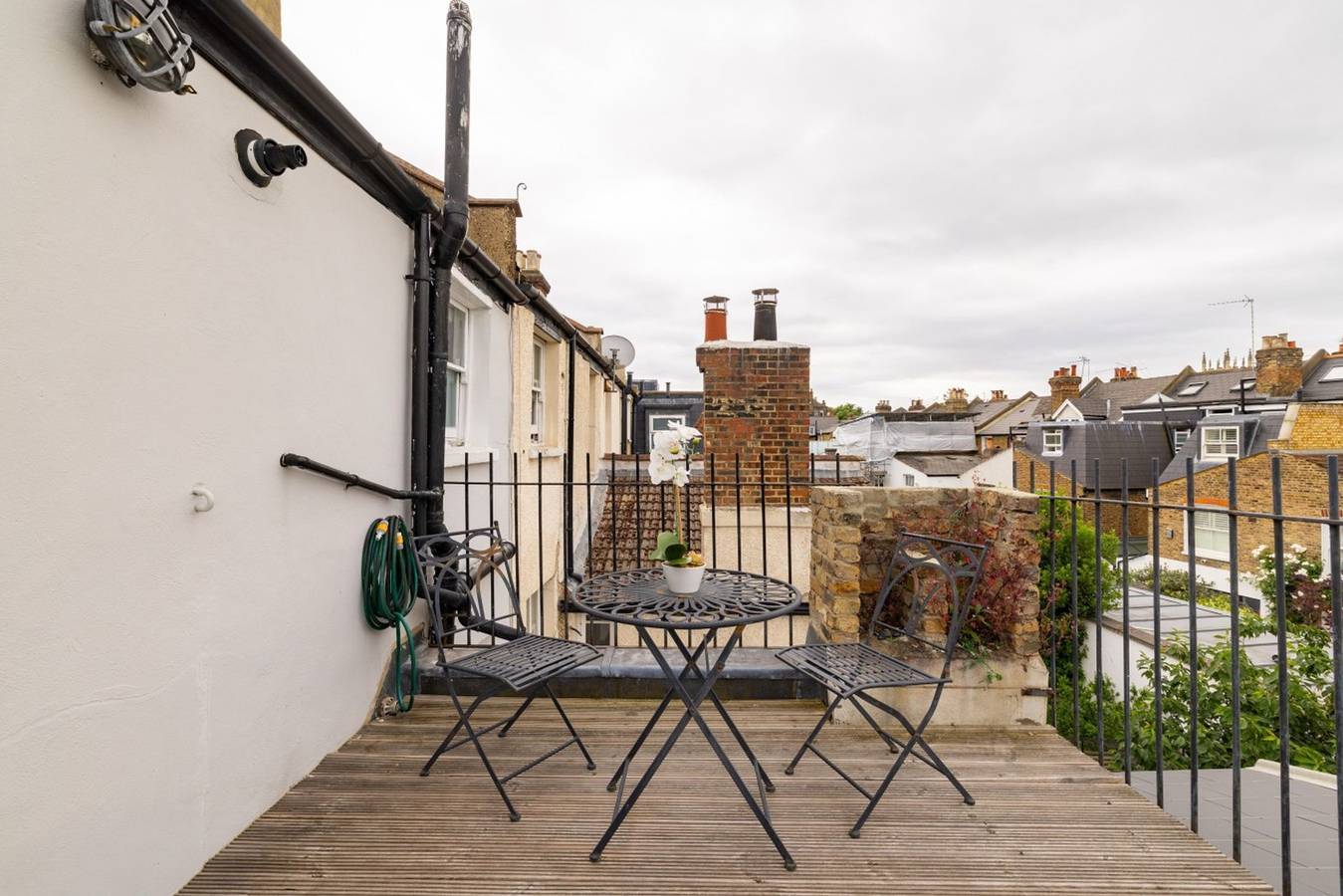 Entire apartment, Green & Leafy  – 2 Bedroom in Clapham in Wandsworth, London
