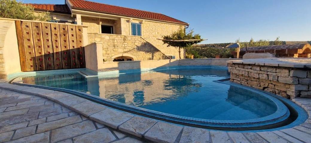 Ferienwohnung für 6 Personen, mit Balkon und Terrasse sowie Garten und Pool