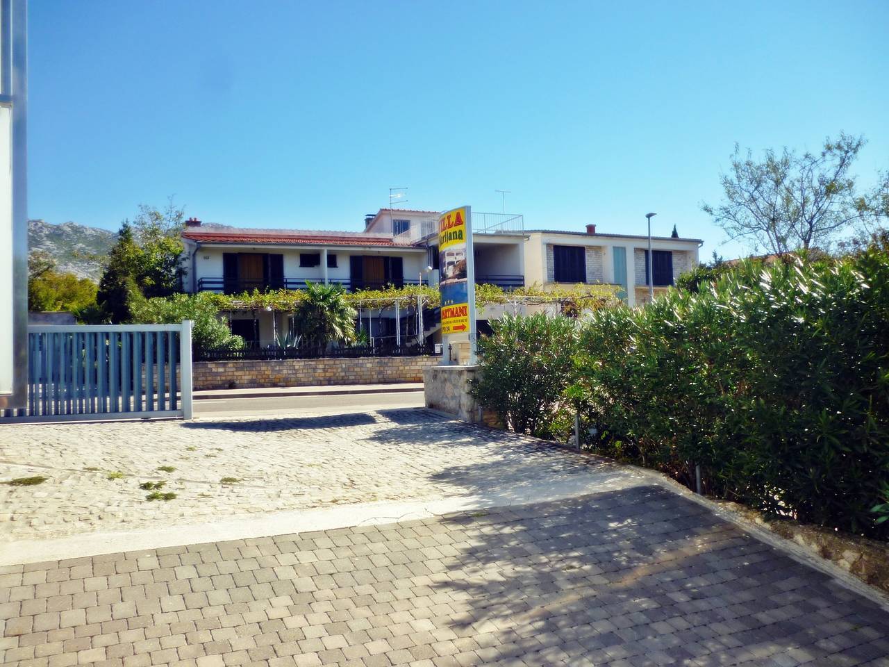 Entire apartment, Holiday apartment for 5 people with balcony in Starigrad, Zadar