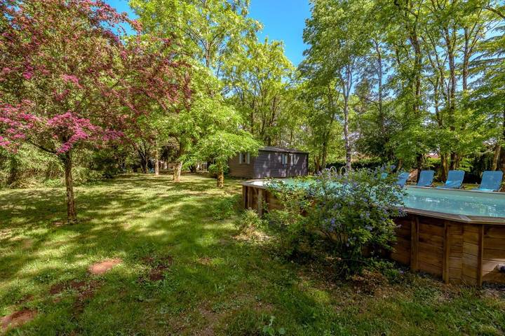 Camping pour 5 personnes, avec Terrasse et Jacuzzi ainsi que Jardin et Piscine