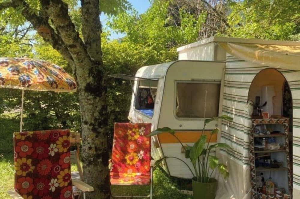 Caravane vintage, vivez une expérience dans une capsule temporelle en Chartreuse in Voiron, Isère