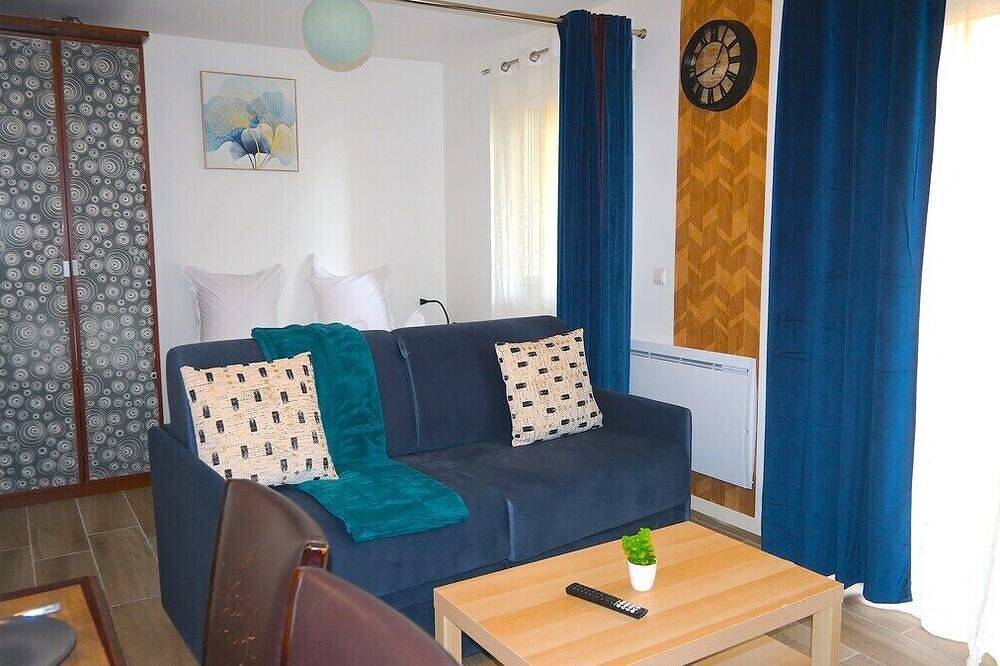 Entire apartment, Studio unit with balcony in front of Le Bourget airport in Le Blanc-Mesnil, Seine-Saint-Denis