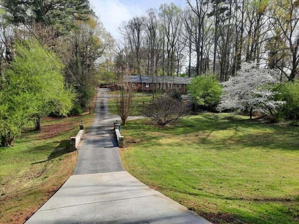 Large Home Close to Attractions Sleeps 20+ in East Point, Fulton County