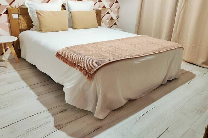 Gîte pour 12 personnes, avec jardin, animaux acceptés à Peyrole