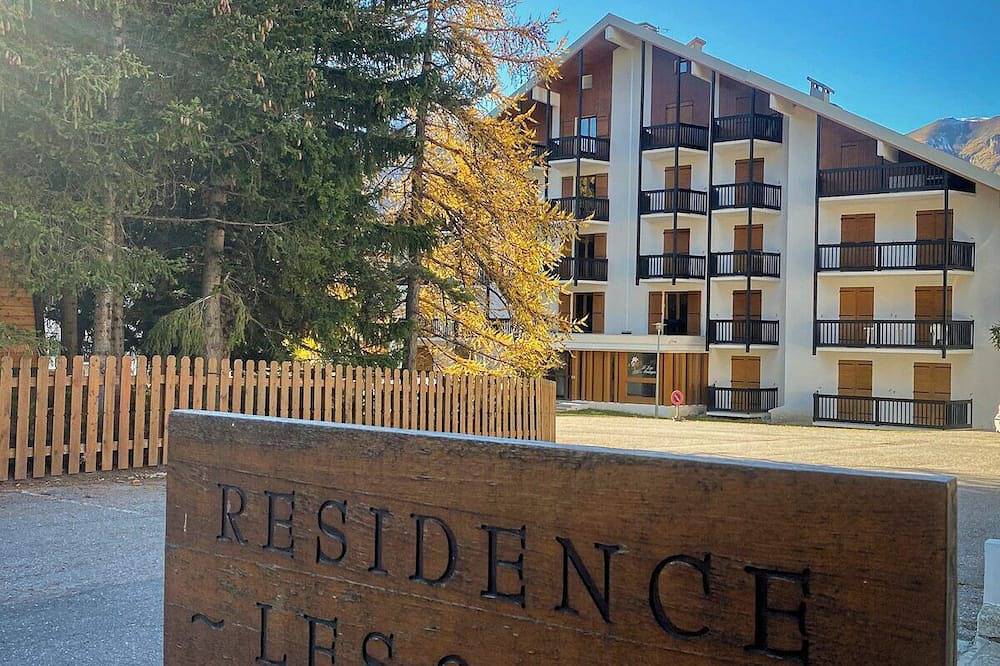 Entire apartment, Les 4 Flocons Modern comfort, sunny balcony & broadband fiber in Auron in Auron, Saint-Étienne-de-Tinée