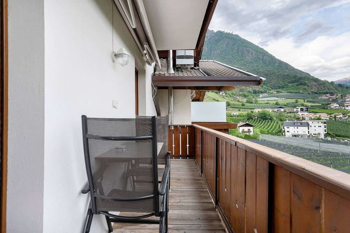 Ganze Wohnung, Apartment A3 mit Blick auf Meran, Gemeinschaftspool, Whirlpool und Wlan in Mitterplars, Algund