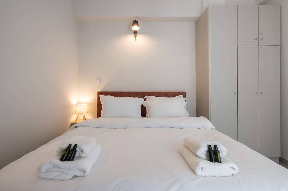 Entire apartment, 1Br Apt w/ Backyard in Plaka |10' From Acropolis in Central Section of Athens, Athens