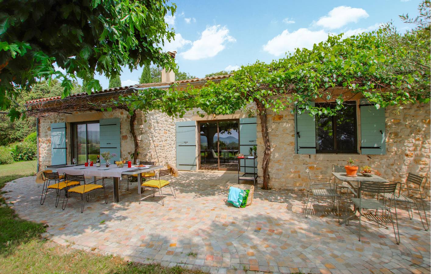 Geräumige Ferienwohnung mit Pool und Parkplatz in Saint-Montan, Privas