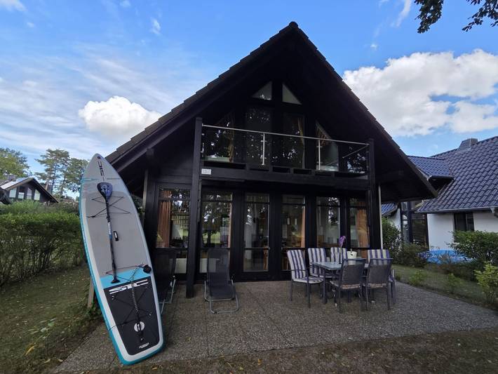 Ferienhaus für 4 Personen, mit Terrasse und Garten sowie Sauna und Seeblick am Plauer See