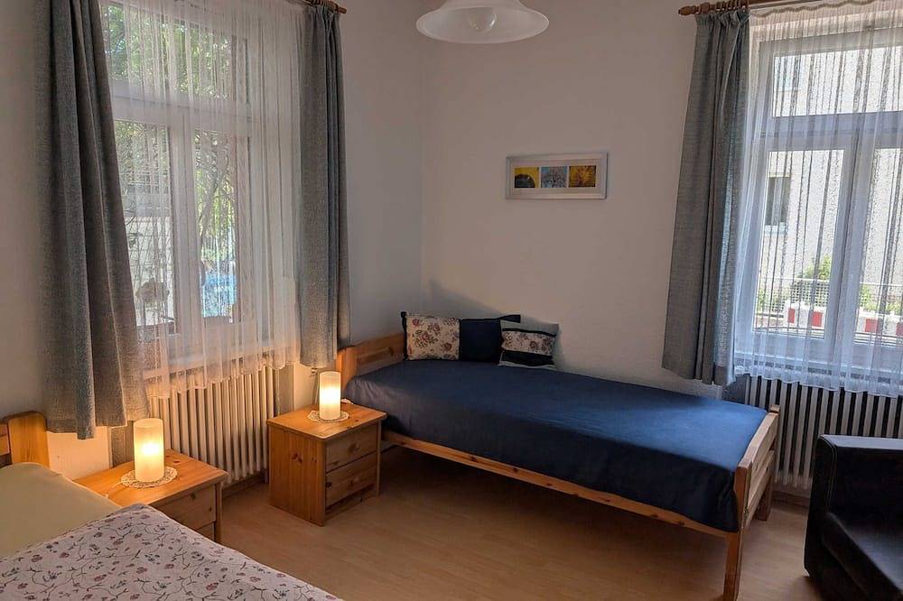 Ganze Wohnung, Helle, geschmackvolle Fewo, Ruhige, trotzdem verkehrsgünstige Lage bei Freiburg in Waldkirch, Südschwarzwald