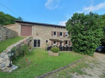Gîte pour 12 personnes, avec piscine et jardin, animaux acceptés à Vorey