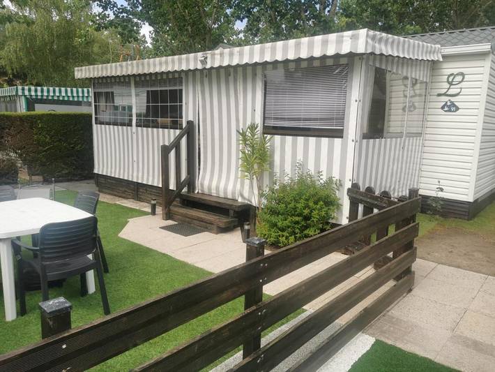 Camping pour 4 personnes, avec Jacuzzi et Terrasse ainsi que Jardin et Piscine