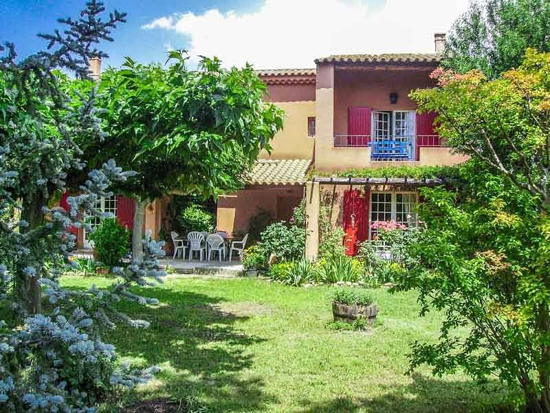 A Courthézon près d'Avignon, villa de vacances, piscine clôturée et joli parc. in Courthézon, Vaucluse