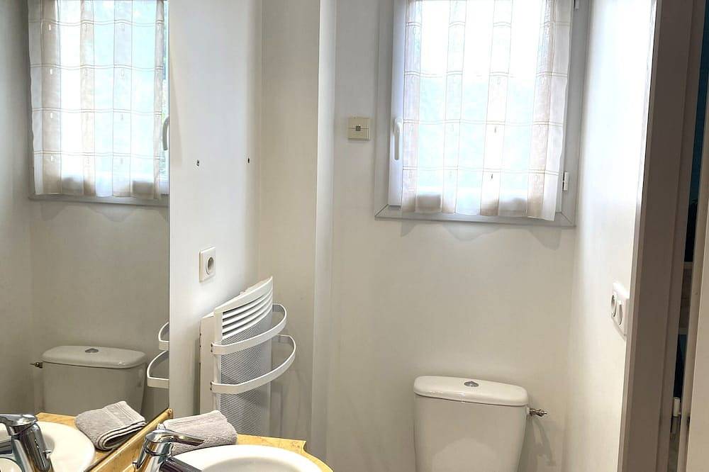 Entire apartment, Quetzal garden apartment with terrace in Lagnieu, Belley