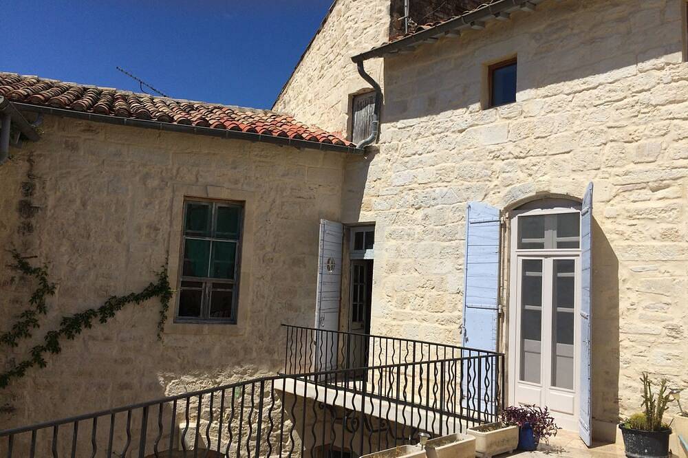 Demeure de maitre  piscine et terrasses. Maison idéale pour plusieurs familles in Saint-Gilles, Région de Nîmes