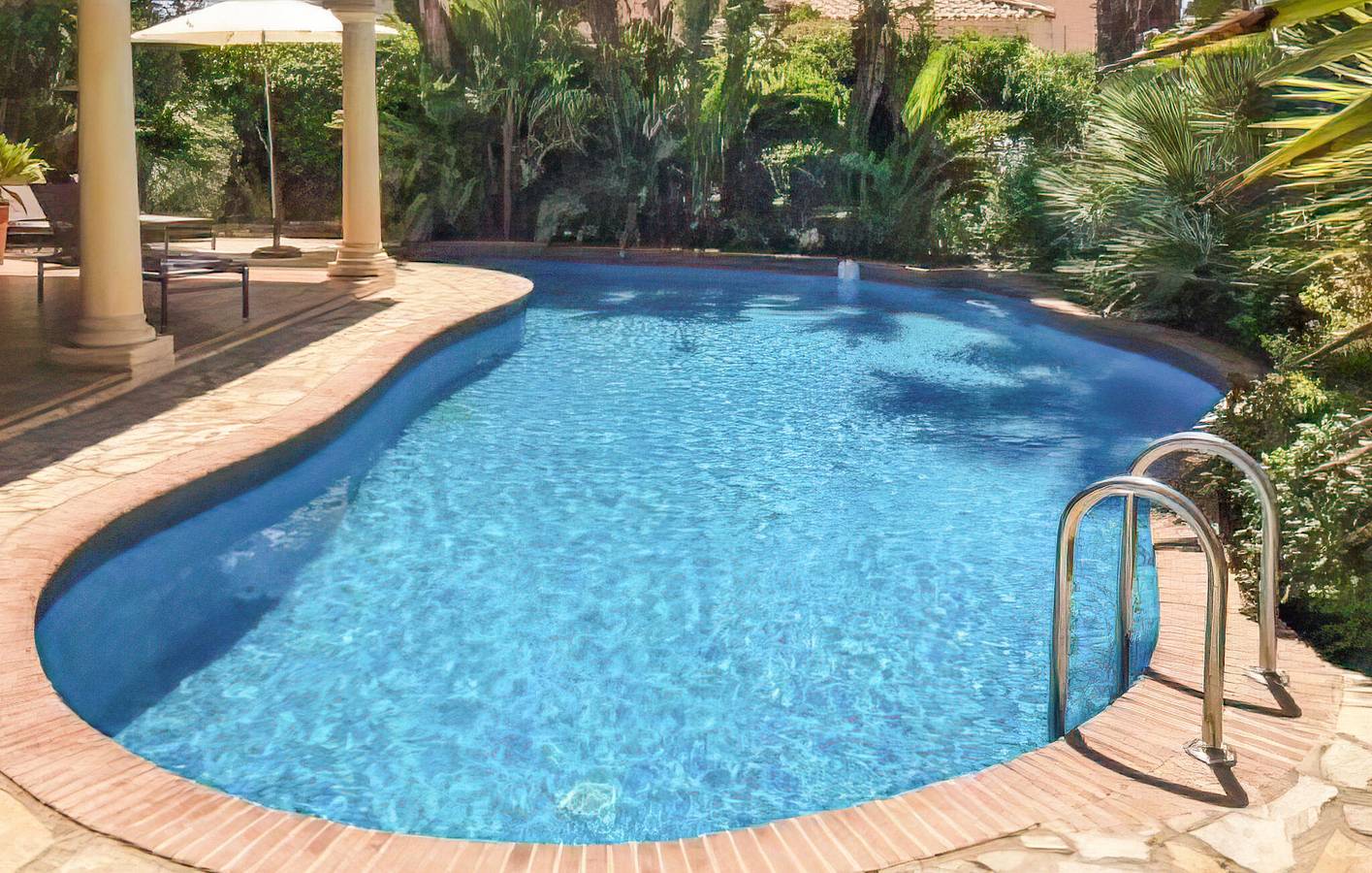 Luxury Beach Apartment with Pool & Parking in Playas de Vera, Vera