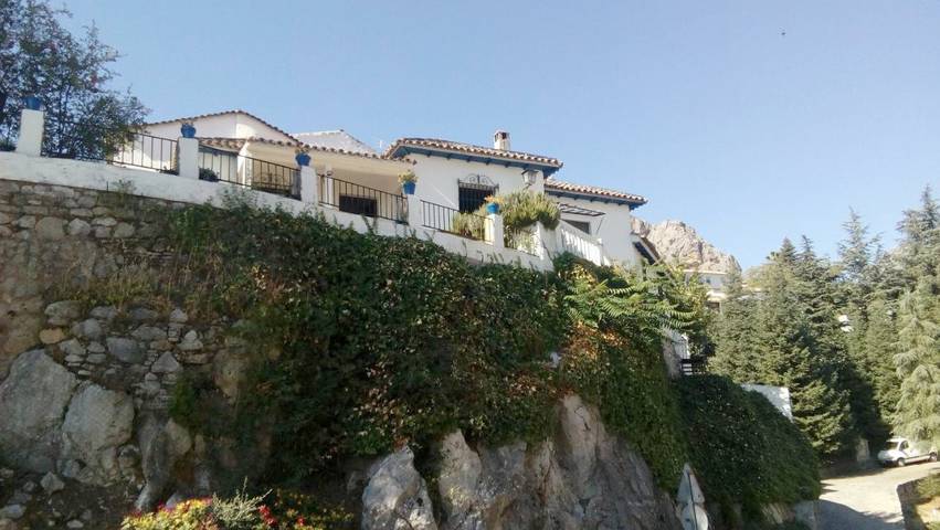 Casa rural para 8 personas, con jardín además de vistas y terraza en Grazalema