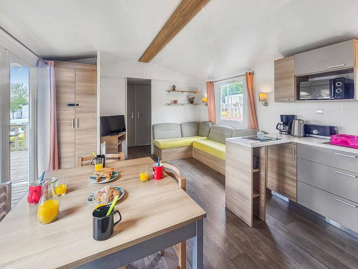 Camping pour 8 personnes, avec piscine et jardin ainsi que jacuzzi et bassin pour enfant