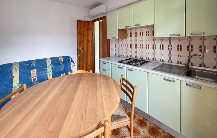 Entire holiday apartment, 700m to Beach: AC, WiFi, Parking, Kitchen & Double Bed in Rosolina Mare, Rosolina