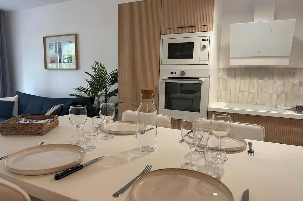 Entire apartment, Apartment with terrace + private parking in La Rochelle, La Rochelle region