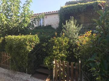 Gîte pour 2 personnes, avec vue ainsi que piscine et jardin à Gordes