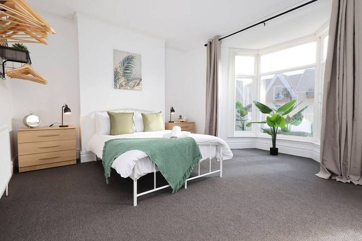 Spacious 6-Bed Home for Work Crews & Groups in Swansea, Región de Swansea