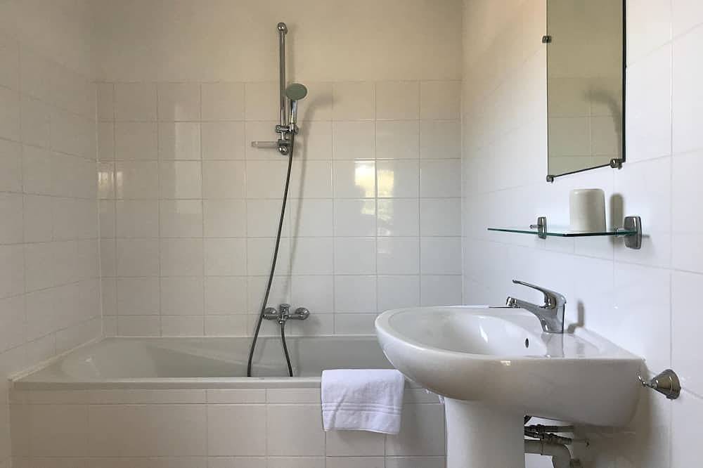 Villa in Parthenay mit privatem Garten in Les Forges, Deux-Sèvres