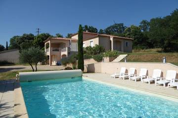 Location de vacances pour 8 personnes, avec jardin et balcon à Euzet