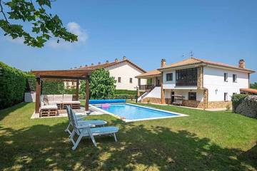 Casa de vacaciones para 8 personas, con jardín además de piscina y balcón en Asturias