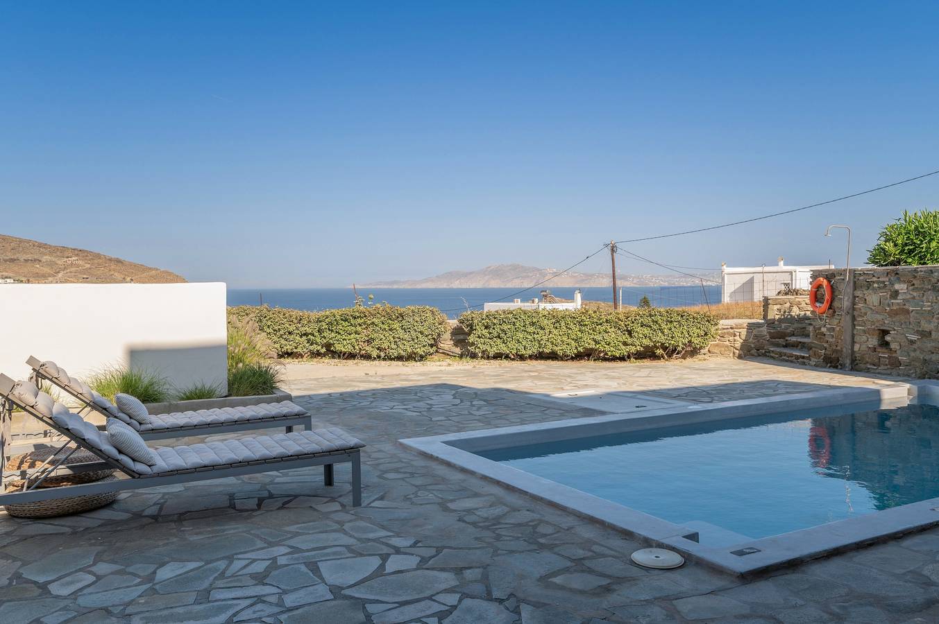 Ferienwohnung in einem Hotel 'Anemos Suite mit privatem Pool' mit Meerblick, Wi-Fi und Klimaanlage in Tínos