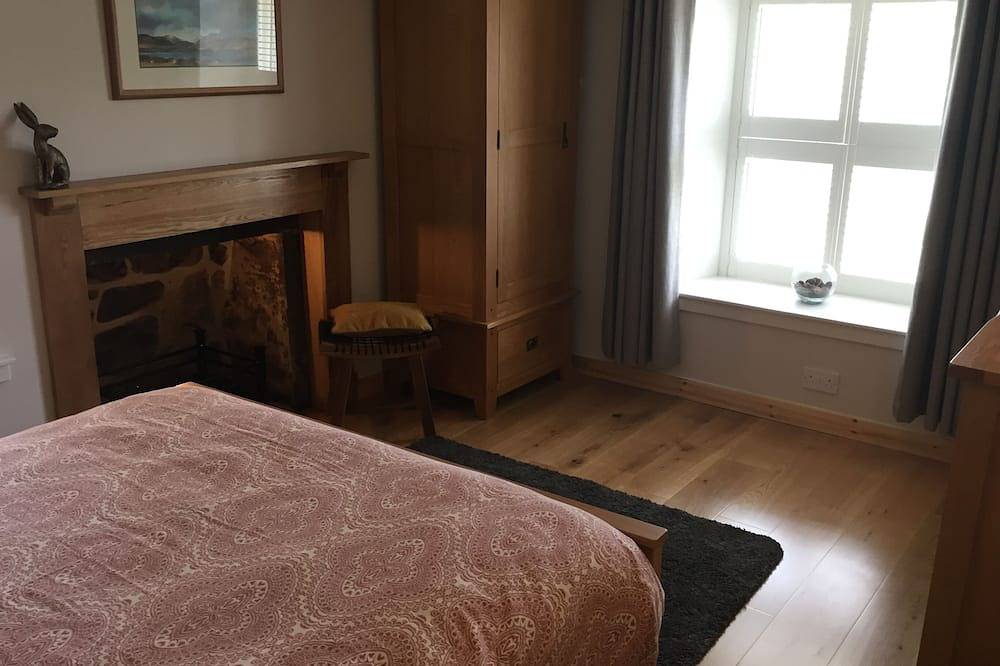 Cosy, comfortable historic cottage located in the Loch Lomond National Park in Loch Lomond, Argyll & Bute