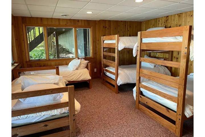 Vacation rental for 14 people, with yard and hot tub as well as balcony in Canandaigua Lake