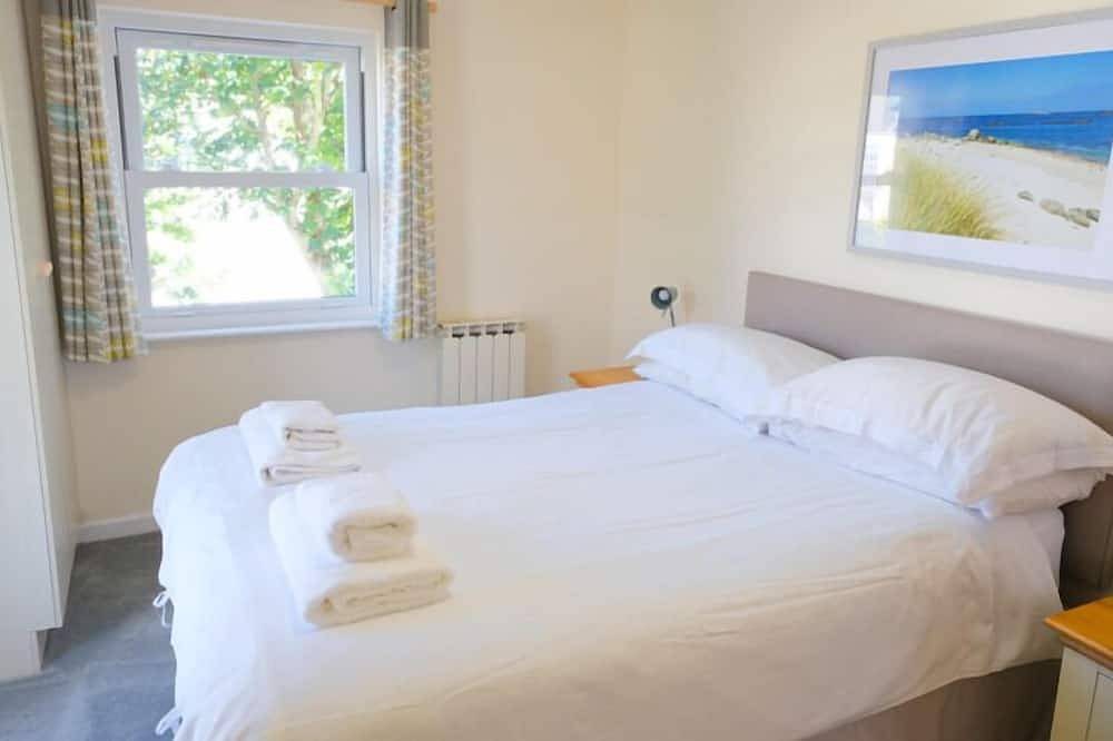 Hel lejlighed, Light, Bright Apartment Tucked Away by Bordeaux Harbour in Guernsey