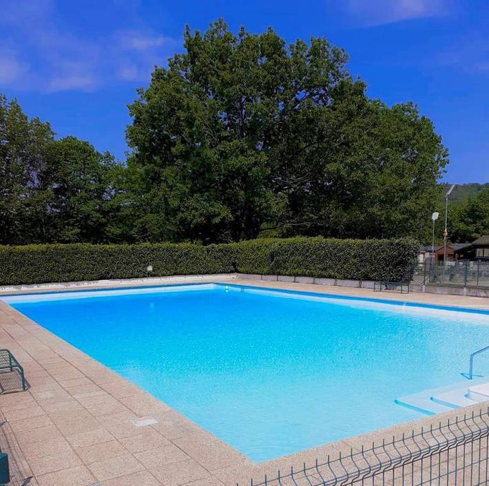 Camping pour 4 personnes, avec piscine et jardin ainsi que terrasse et vue