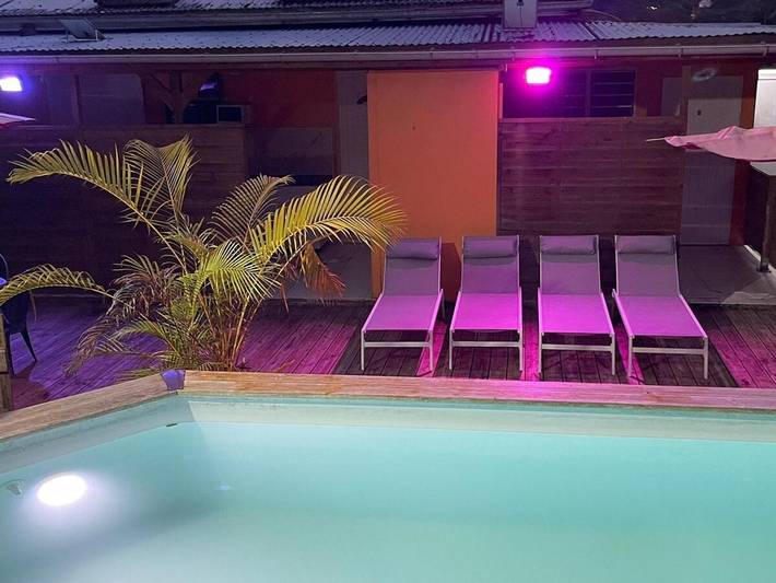 Appartement de vacances pour 2 personnes, avec jardin ainsi que piscine et jacuzzi