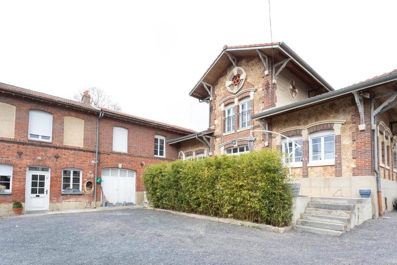 Double Room with Private Bathroom in Vinay, Marne