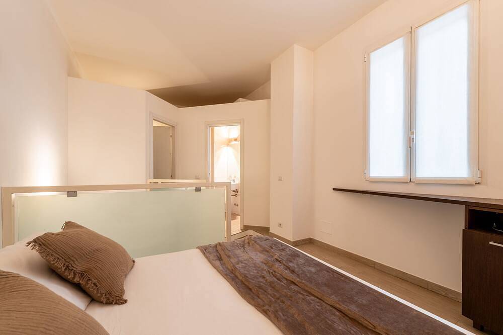 Entire apartment, Como Sunny Loft - One Bedroom Apartment, Sleeps 4 in Como, Lake Como